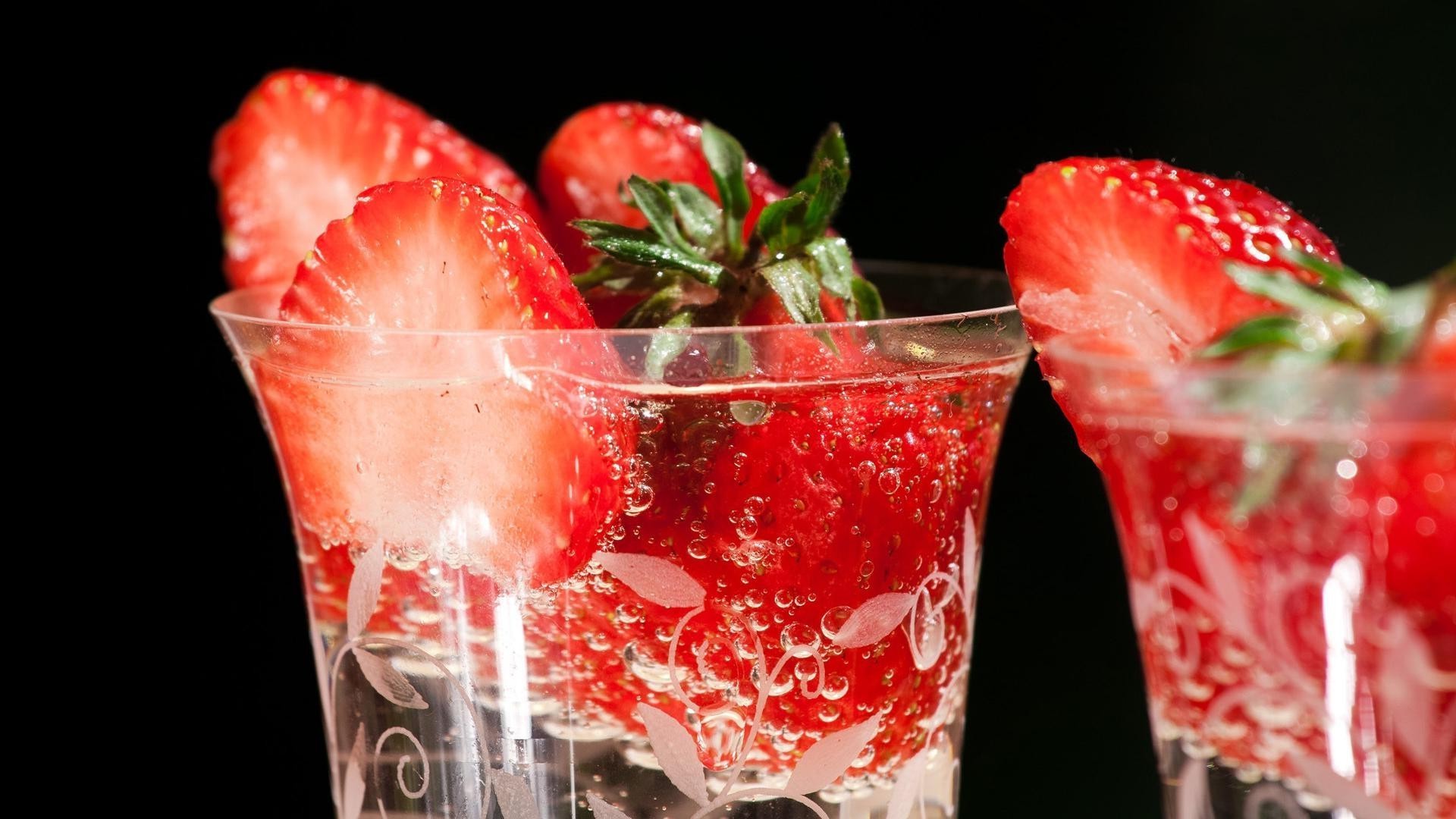 bebidas hielo frío fresa vidrio jugo fruta refresco cóctel beber jugoso aislado salud verano vodka tropical húmedo comida fresco dulce