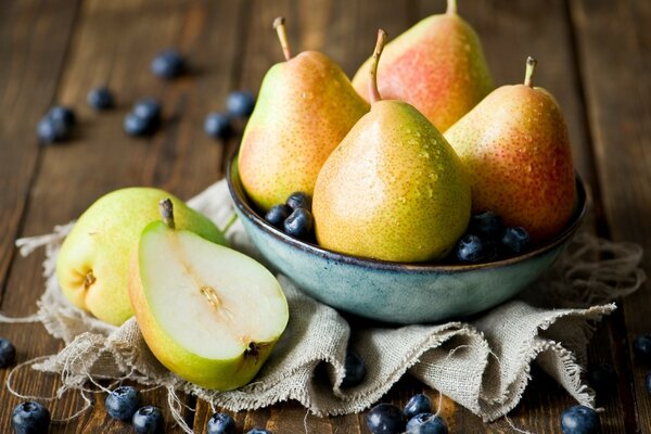 Poires les pommes aident le corps avec des vitamines