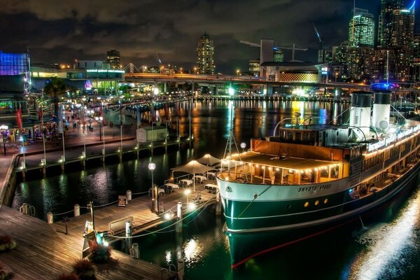 Titanic en el puerto en las luces de la noche