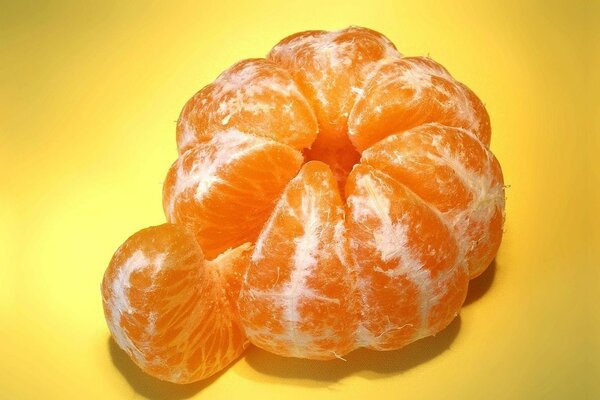 去皮橘子与一个单独的切片