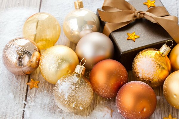 Boules de Noël et cadeaux pour le nouvel an