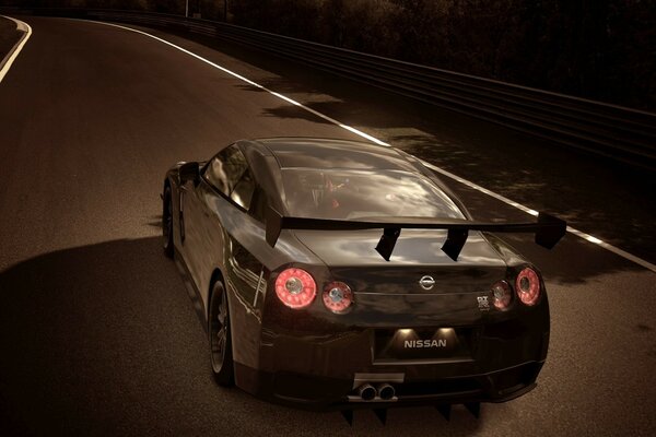 El coche de Nissan en la carretera nocturna