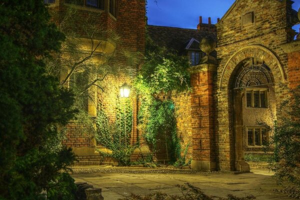 Arco de la tarde de la casa antigua