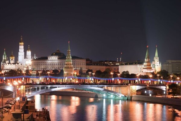 Нічний пейзаж з видом на Кремль