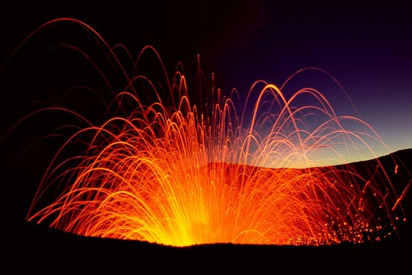 Erupción volcánica por la noche