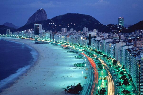 Paisagem noturna com costa do mar