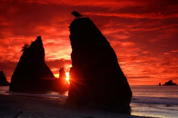 Scharfe Klippen vor dem Hintergrund eines blutigen Sonnenuntergangs