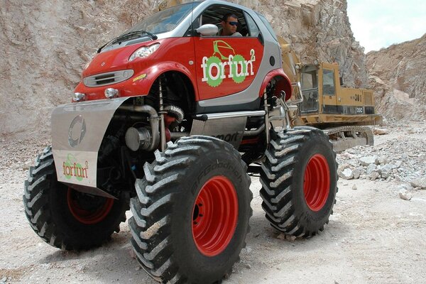 Roter Geländewagen auf großen Rädern