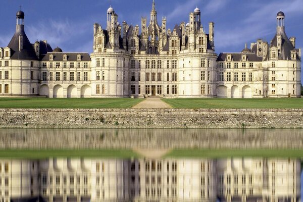 Elegante castillo junto al lago