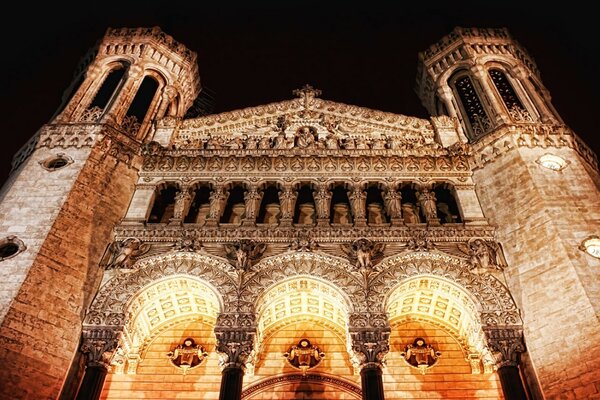 L antico edificio è illuminato da lanterne