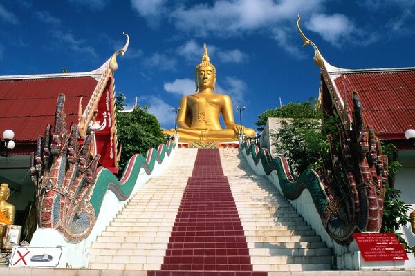 Estatua de Buda en la parte superior de la escalera