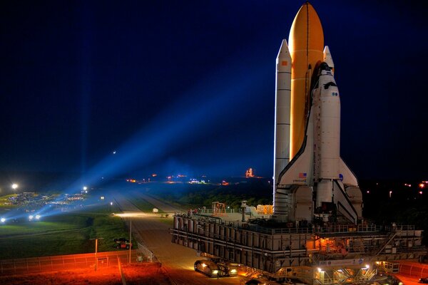 Nave espacial en luz nocturna