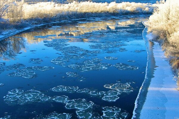 Winterlandschaft eines gefrorenen Flusses