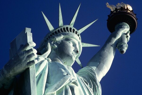 Estatua de la libertad en un día soleado de verano