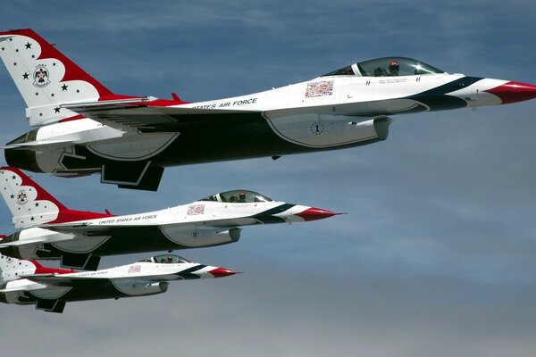 Aviones de combate militares en el cielo