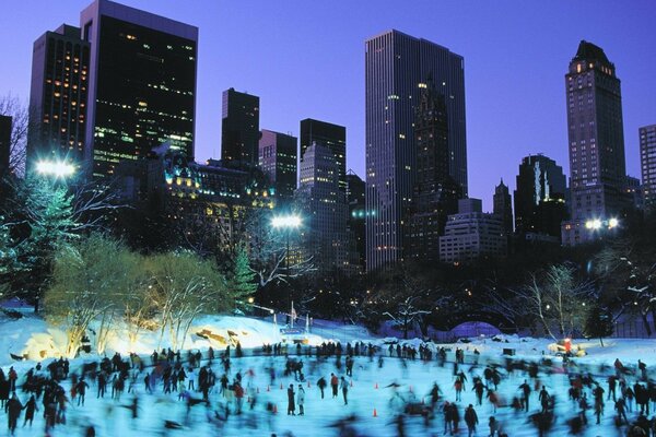 Les habitants de la ville patinent