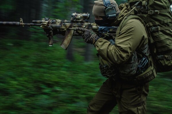 Un commando dans la forêt traque un Gang de criminels