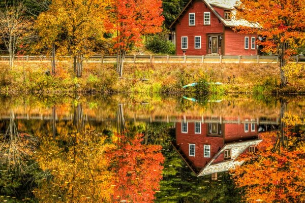 Haus am See im Herbst