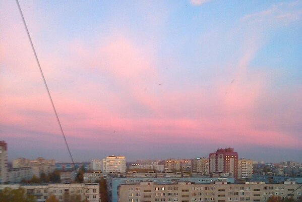 Beau coucher de soleil sur la ville