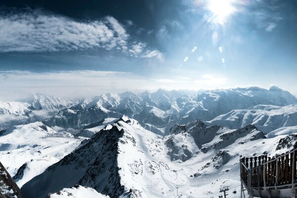 Vue imprenable sur les montagnes enneigées