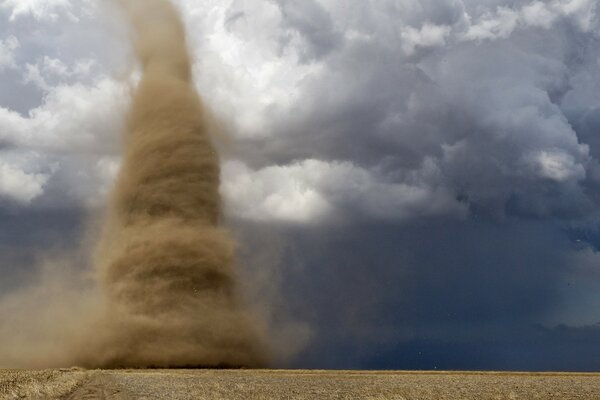 A strong wind lifts the earth to the heavens