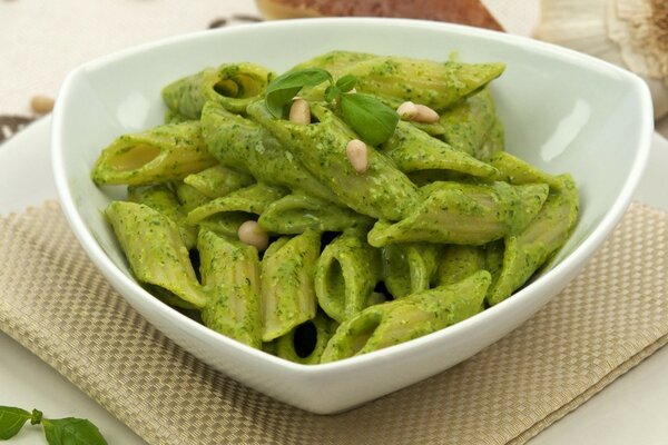 Pasta en salsa verde bellamente servida