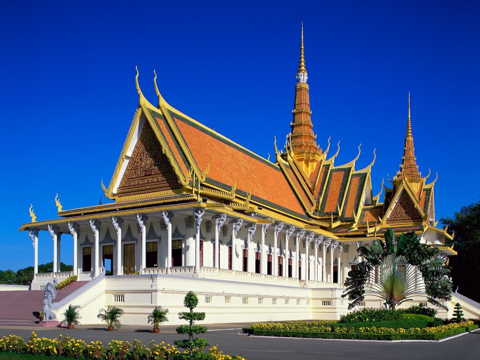 châteaux architecture temple voyage bouddha wat religion maison château pagode ciel antique à l extérieur spiritualité culture monastère traditionnel or tourisme point de repère