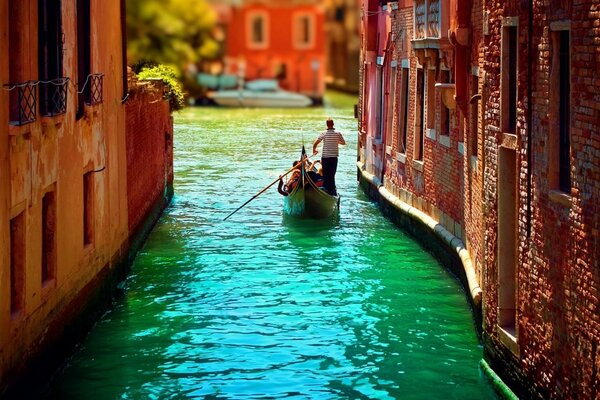 Gandola no canal da cidade de Veneza