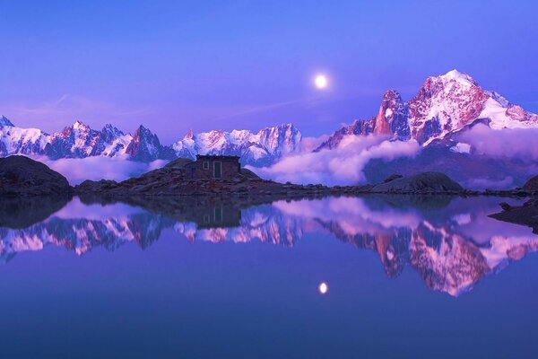 Ein beruhigendes Bild einer schneebedeckten Landschaft