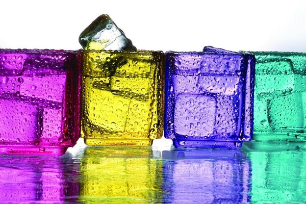 Cubes de glace dans des verres colorés lumineux