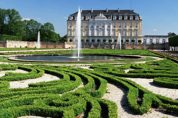 Schloss mit Garten und Brunnen