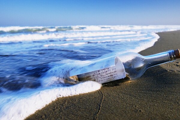 Um bilhete numa garrafa levado para terra por mar