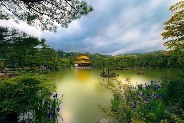 Casa de estilo chino en el bosque en el lago