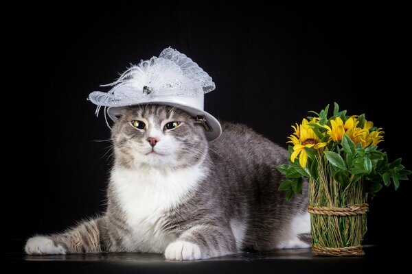 Buceta em um chapéu branco com um buquê de flores