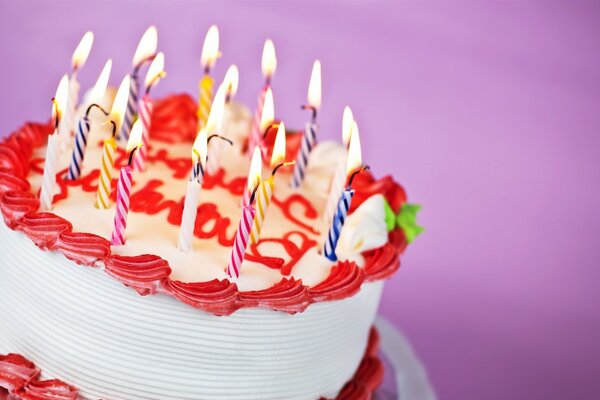 Velas encendidas en un pastel de vacaciones