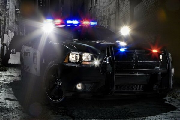 Jogo sede de velocidade carro de polícia com luz do farol