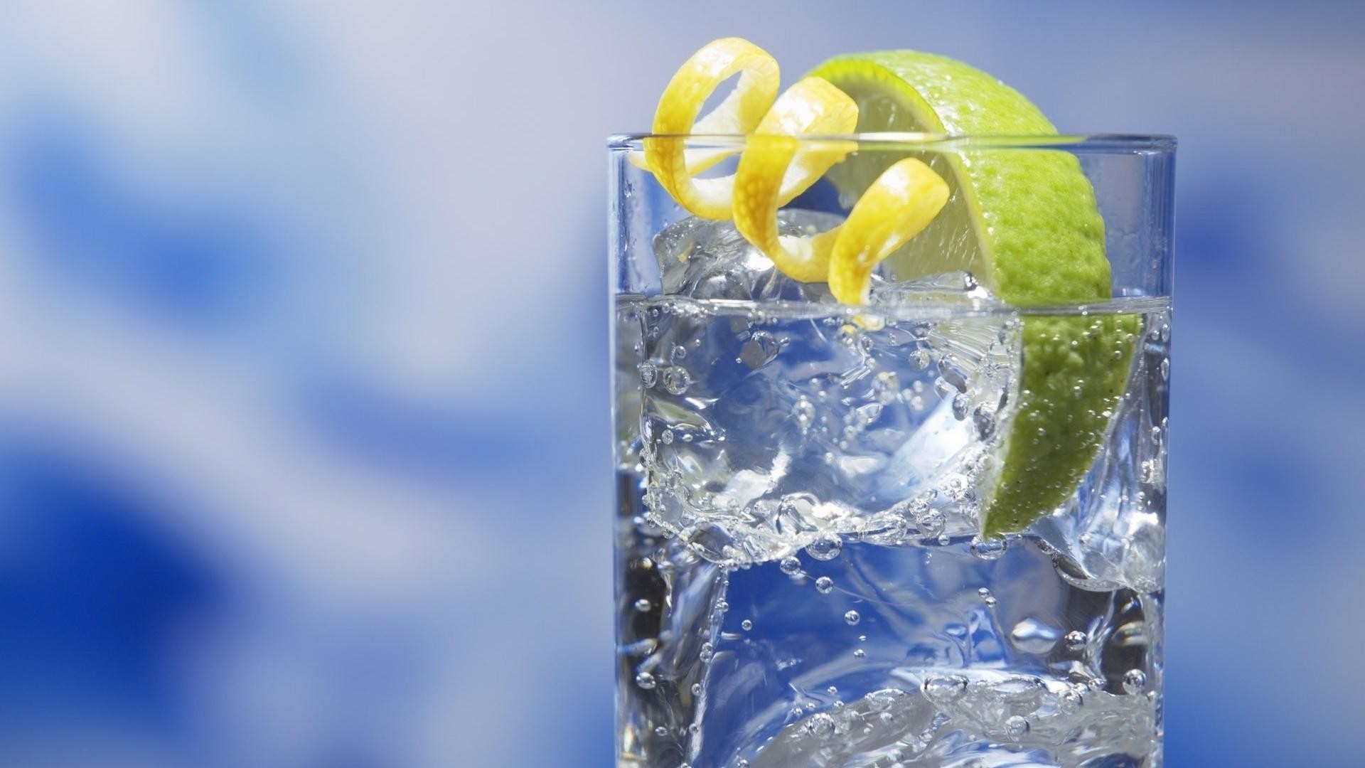 bevande freddo bere ghiaccio rinfrescante vetro bagnato fresco acqua soda liquido cocktail cubo calce bolla limone goccia chiaro vodka alcool succo di frutta