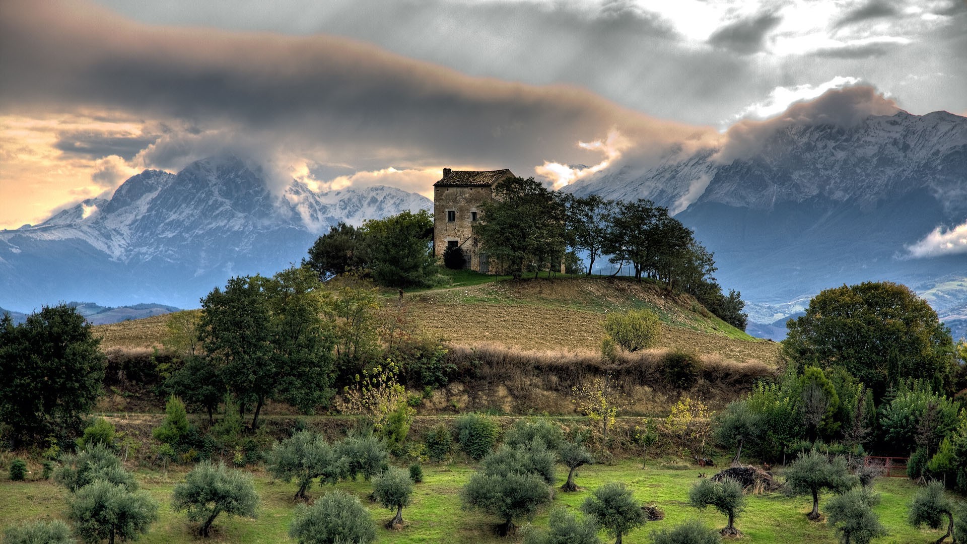 colinas viajes paisaje cielo montañas naturaleza al aire libre árbol colina hierba escénico valle