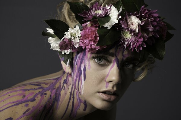 Body art donna con corona di fiori sulla testa