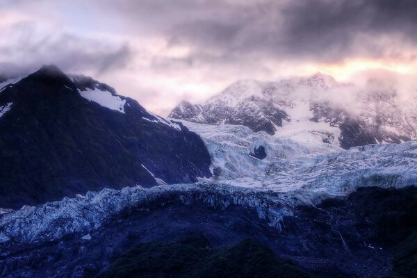 Montagne invernali con neve e ghiaccio