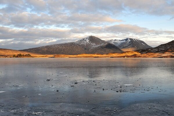 Schneebedeckte Berge und ein See. Die Natur