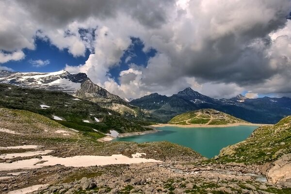 Landschaft mit blauem Bergsee