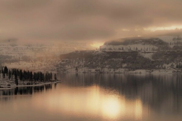 Wintersee vor Sonnenuntergang Hintergrund