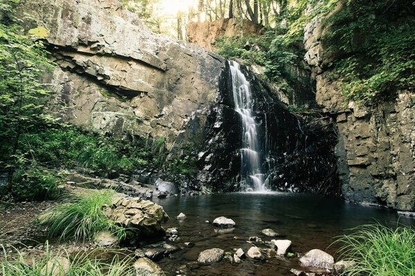 Petite chute d eau parmi les rochers