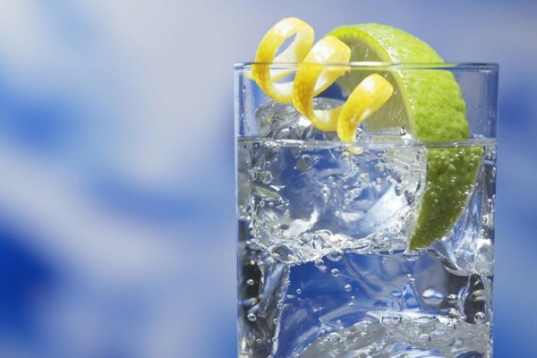 What could be tastier in summer than water with ice and lime