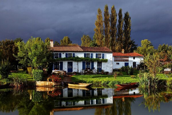 Ferienhaus am Wasser. Bleihimmel vor einem Gewitter