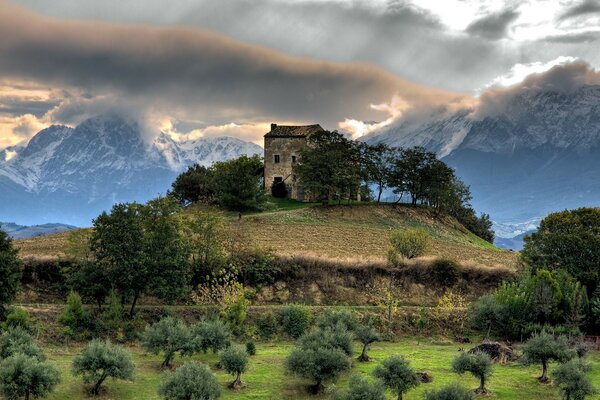 Casa en la colina. paisaje con montañas