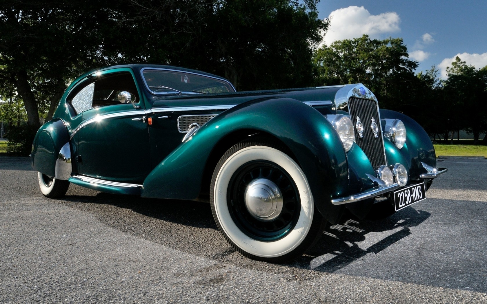 oldtimer auto auto fahren transportsystem asphalt bürgersteig räder schnell motorhaube chrom beeilen sie sich schwarz