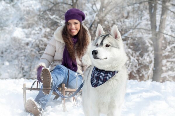 Kış yürüyüşünde husky ile kız