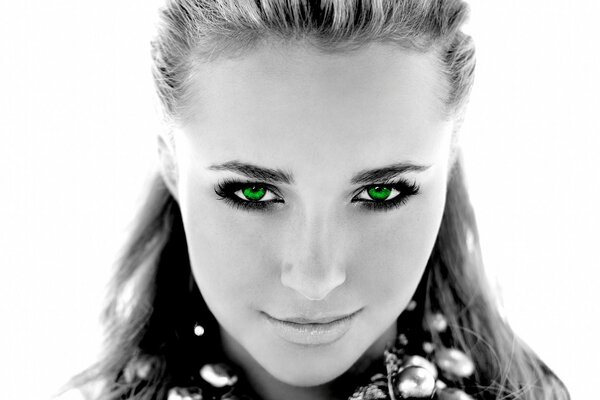 Портрет девушки с зелеными глазами